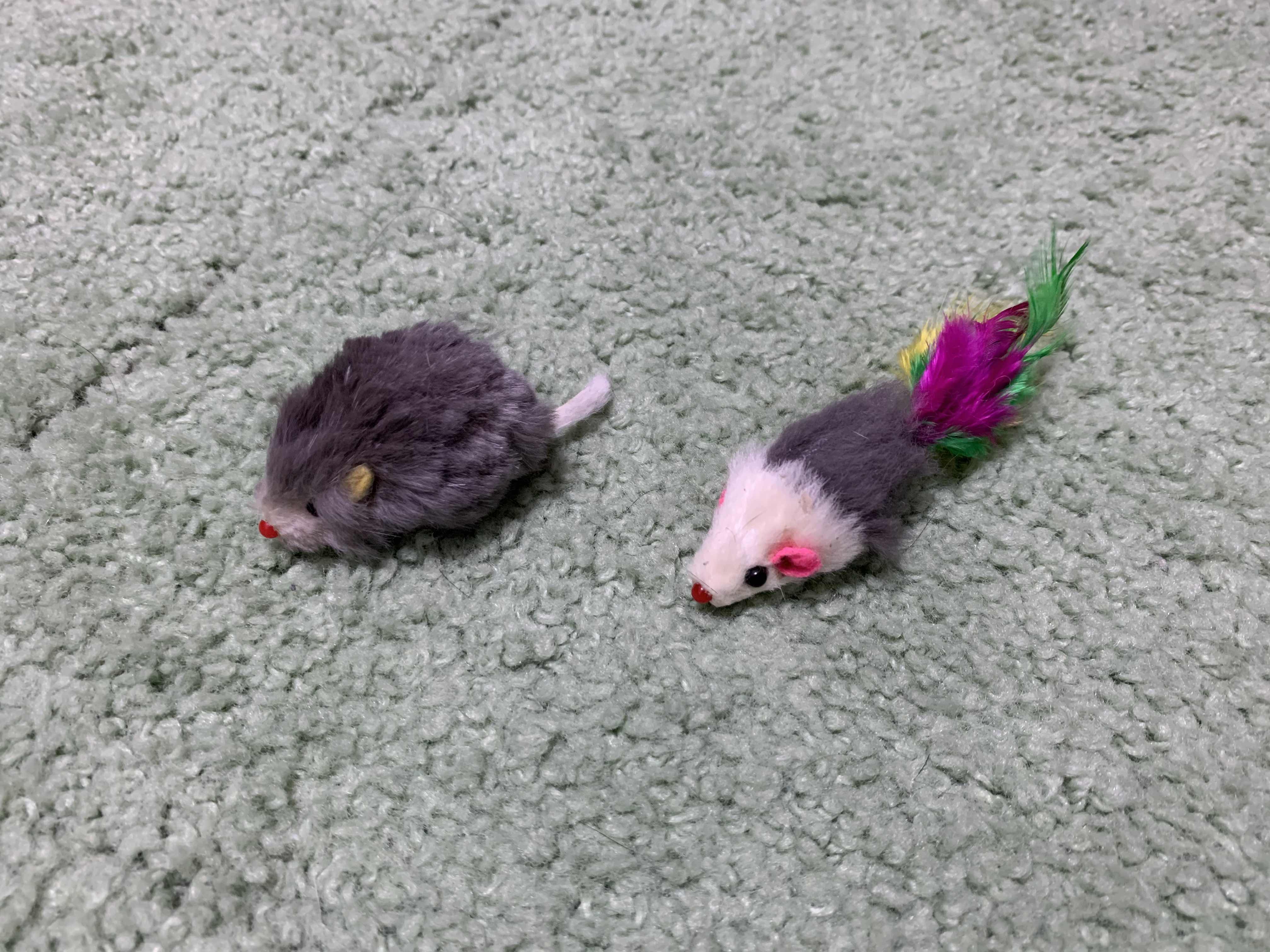 ねずみのおもちゃ(右が売り物のおもちゃ)